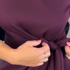 Maika - Elegancka sukienka midi z węzłem z przodu i rozcięciem dla kobiet